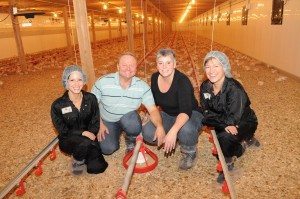 Marie-Lou Gaucher, les éleveurs Yvan Cournoyer et Julie Brouillard de la ferme Brouillard et Cournoyer de Saint-Hugues, et Martine Boulianne.