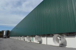 Le mur solaire de 400 pieds de long par 20 pieds de large permet de réchauffer l’air provenant de l’extérieur de 10 à 12 degrés en hiver.