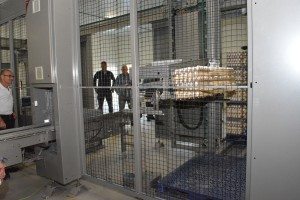 Le palettiseur permet d’empiler les caisses d’œufs mécaniquement.