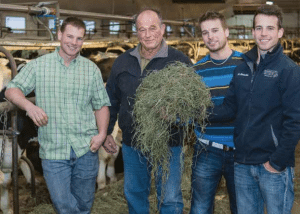Fitz Brauchi, de la ferme Brawer, accompagné de trois de ses garçons. De gauche à droite, Thomas, Fritz, Samule et Res. Photo : Alain Fournier