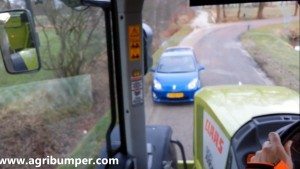 Image du site de Agribumper qui montre une situation courante sur les routes de campagnes.
