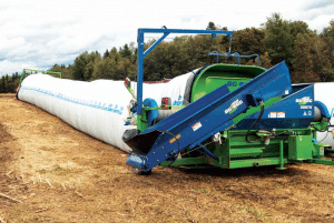 L'ensilage en sac de plastique est une méthode préconisée par les producteurs qui souihaitent servir en permanence de l'ensilage fermenté. Photo: Alain Fournier