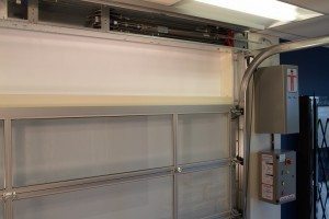 Le système d'entraînement est installé immédiatement au-dessus de la porte. Sur la photo, son boîtier est ouvert.