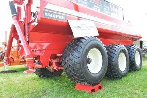 Chaque roue de cet épandeur à fumier a une suspension indépendante.