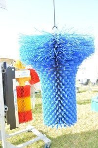 Cette brosse sans moteur est simplement suspendue.