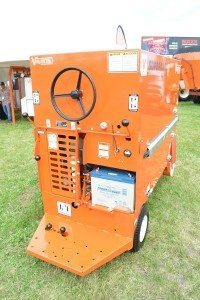 Cette voiture de distribution d’ensilage fonctionne grâce à trois piles intégrées.