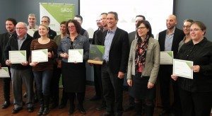 Au centre, Gilles Robichaud, directeur général, a reçu le prix pour l'entreprise Bernard Breton.