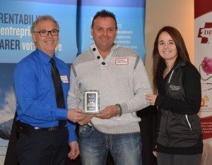 Germain Labrecque du Site de la Colline est entouré de  Bruno Bélanger et Shanon Simard.