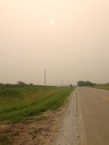 Photo prise en Iowa, montrant un ciel obscurci par les fumées venant des feux de forêt de la Saskatchewan.