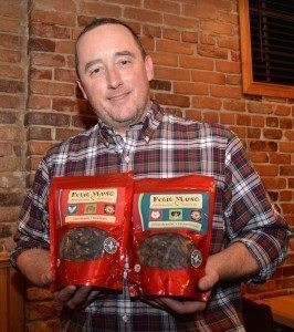 Passionné des chiens, Hugo Berthiaume a lancé Petit Muso qui fabrique des gâteries pour chiens.