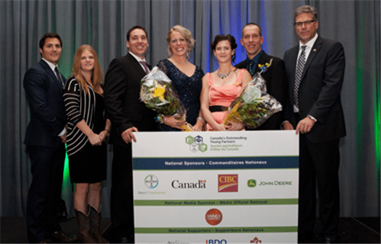De gauche à droite: Komie Hossini (Bayer), Charlene Raymond (John Deere Canada), Mike & Amy Cronin (ON), Patrick & Cherylynn Bos (AB), John Steeves (CIBC) Source: Jeunes agriculteurs d’élite du Canada