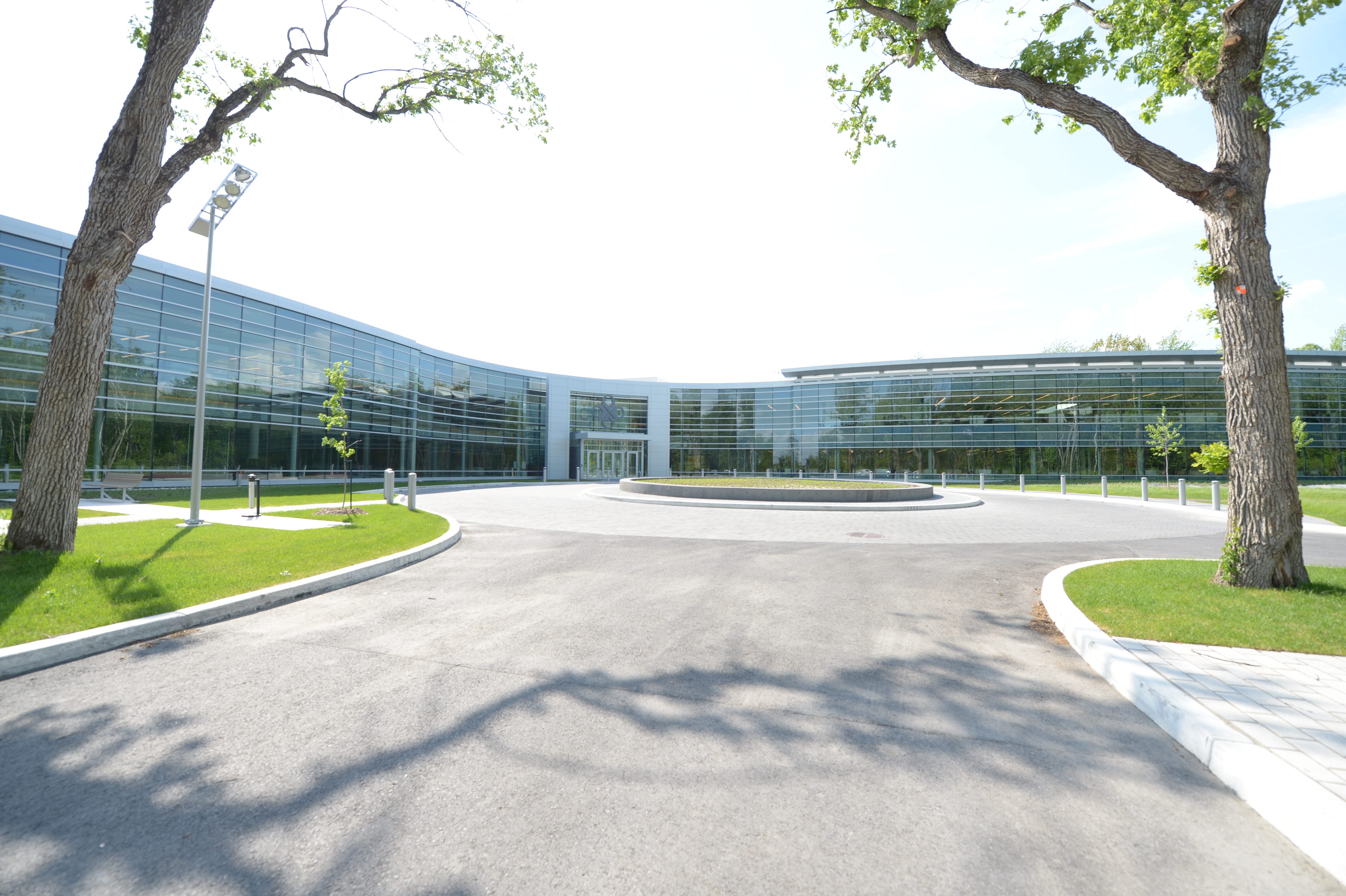 Le nouveau siège social d'Agropur, construit au coût de 100M$, contient un laboratoire ainsi qu'un centre de distribution. Source: Agropur