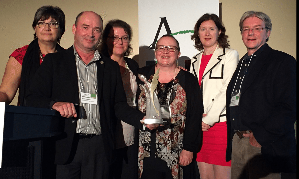 De gauche à droite, Evelyne Brochu, membre du jury pour le prix Roger-Blais. Yvon Therien, rédacteur en chef du Bulletin, Céline Normandin, rédactrice en chef de l'infolettre le Bulletin Express, Marie-Josée Parent, journaliste au Bulletin, Marie-Claude Poulin, rédactrice en chef adjointe au Bulletin et Nicolas Mesly, journaliste au Bulletin. Absent sur la photo: Paul Caplette du blogue Profession agriculteur et Jean-Phlippe Boucher du blogue Marché des grains.