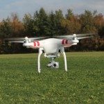 Drone survolant un champ à Saint-Dominique.