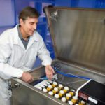 L'ingénieur de l'ARS David Geveke prend des mesures à l'aide du nouvel équipement de radiofréquence que lui et ses collègues ont développé pour tuer Salmonelle et E. coli dans les oeufs frais. PHOTO: JOSEPH SITES/ARS