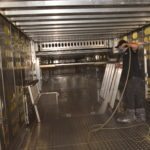 Les camions “bedaines” sont plus difficiles à nettoyer. PHOTO : MARIE-JOSÉE PARENT