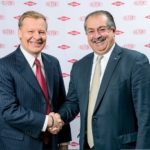 Ed Breen, chef de la directiond e DuPont et Andrew Liveris se serrant la main lors de l'annonce de la transaction en décembre 2015.
Source: Dow
