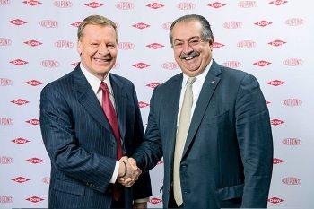 Ed Breen, chef de la directiond e DuPont et Andrew Liveris se serrant la main lors de l'annonce de la transaction en décembre 2015.
Source: Dow
