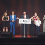 Jean fontaine lors de son discours lors de la soirée de clôture du 35e anniversaire de Jefo. Il est entouré de ses sept enfants, dont cinq travaillent pour Jefo: Anthony, Émilie, Justin, Audréanne, Emmanuelle, Alexandre et Jean-François.