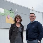 L'artiste Émilie Rondeau et le président de duBreton, Vincent Breton, devant l'usine d'abattage et de transformation de viande de porc où trône fièrement la nouvelle oeuvre d'art. PHOTO: DUBRETON