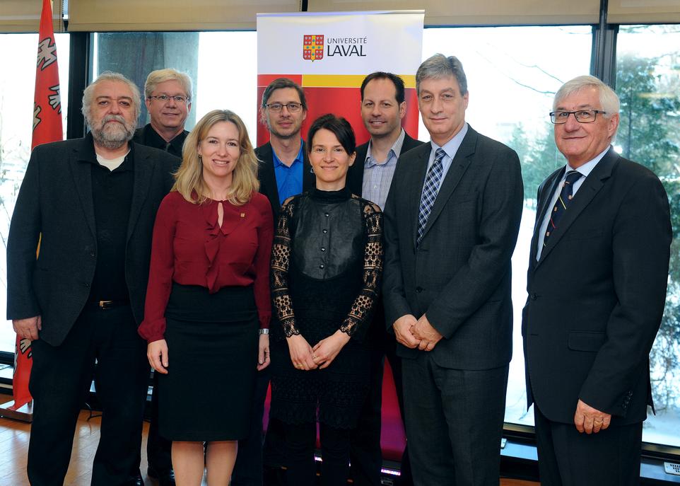 Pierre Baril, directeur du Centre de recherche en sciences animales de Deschambault, André Beaudet, directeur, Les éleveurs de volailles du Québec, Eugénie Brouillet, vice-rectrice recherche, à la création et à l’innovation, Raphaël Bertinotti, directeur du Service de santé, qualité et recherche et développement, Les éleveurs de porcs du Québec, Marie-Pierre Létourneau-Montminy, titulaire de la Chaire, Jacques Faucher, directeur du Centre de développement du porc du Québec, Bernard Verret, sous-ministre adjoint au ministère de l’Agriculture, des Pêcheries et de l’Alimentation du Québec, et Jean-Claude Dufour, doyen de la Faculté des sciences de l’agriculture et de l’alimentation.
Photo: Marc Robitaille