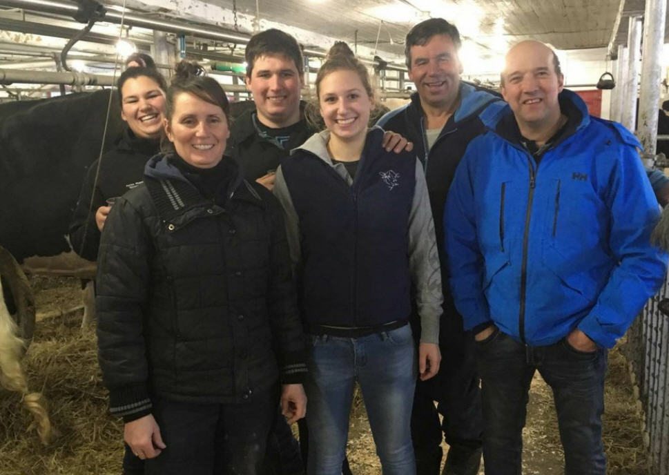 Les éleveurs de la Ferme Maguy Normandin avec Gillis Côté, directeur national à Holstein Canada.
Source: Holstein Canada 