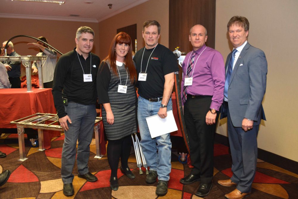Gaétan Bélanger (Carbox Cryogénique), Sophie Benoît (Agence canadienne d’inspection des aliments, ACIA), Christian Dubé (Carbox Cryogénique), Martin C. Pelletier (Équipe québécoise de contrôle des maladies avicoles, EQCMA), Paulin Bouchard (EQCMA). PHOTO: MARIE-JOSÉE PARENT