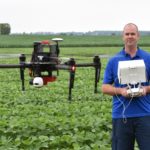 Norm Lamothe manipule un de ses drones qui fournissent des images des champs.
Source: Norm Lamothe