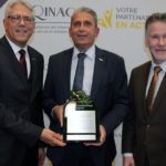 M. Norman Houle, directeur régional du MAPAQ, M. François Vachon, directeur général de la Meunerie de St-Frédéric inc. et M. Christian Breton, président de l'AQINAC (Groupe CNW/Association québécoise des industries de nutrition animale et céréalière (AQINAC))