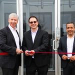 De gauche à droite, Martin Murray, maire de Saint-Bruno-de-Montarville, André Spilmann, président de Maximus, Nizar Barrou, vice-président de Maximus, lors de l'inauguration.