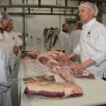Mathieu Paré du Centre d'excellence du boeuf canadien présente le potentiel des muscles de boeuf à des producteurs bovins.