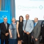 René Roy, président des Éleveurs de porcs de la Beauce; les parents de Jean-François Grenier; sa conjointe Nathalie Audet; Jean-François Grenier, propriétaire de la ferme du Boisé et gagnant du concours Responsable par nature; Yvan Fréchette, premier vice-président des Éleveurs de porcs du Québec et David Duval, président des Éleveurs de porcs du Québec.