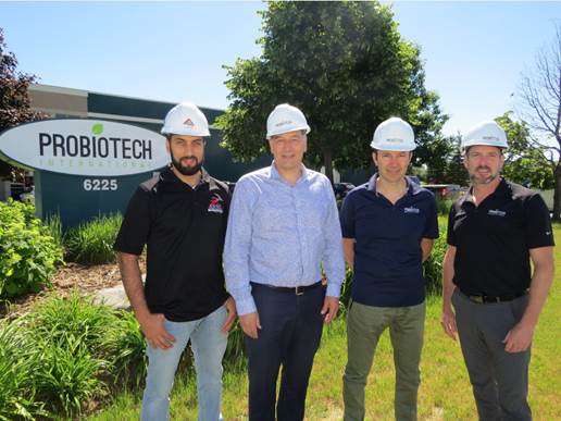 De gauche à droite : Simon Létourneau, chargé de projet d’Arri Construction Inc.,
André Barnabé, Directeur général de Saint-Hyacinthe Technopole,
Ivan Girard et Jean Babineau, co-propiriétaires de Probiotech International Inc.