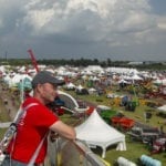 Yvon Thérien, éditeur du Bulletin regarde le site d'Expo-Champs à 50 pieds dans les airs de la nacelle FARESIN