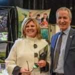 Le nouveau ministre de l'Agriculture, des Pêcheries et de l'Alimentation du Québec, André Lamontagne, était de passage au Symposium sur les bovins laitiers organisé par le CRAAQ. Nous le voyons en compagnie de la directrice générale de l'organisme, Brigitte Dumont.