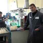 L'agronome Pierre Pagé de Synagri explique les étapes pour analyser un échantillon de sol.