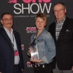 Le récipiendaire du Prix reconnaissance éleveur 2017, Réjean Vermette remet le prix 2018 à Sophie Bédard et Denis Richard des Élevages Soden.
