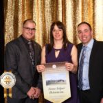 Roger Beaulieu, membre du conseil d’administration d’Agropur, remet le prix à Marie-Josée Turcotte et Régis Lepage, propriétaires de la Ferme Jolipré Holstein.