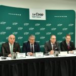 De gauche à droite : Réjean Nadeau, président-directeur général d’Olymel, Paul Noiseux, chef des finances de La Coop fédérée, Gaétan Desroches, chef de la direction de La Coop fédérée, Ghislain Gervais, président de La Coop fédérée, Sébastien Léveillé, vice-président exécutif agricole de la Division agricole et Pascal Houle, chef de la direction de Groupe BMR dans le cadre de la conférence de presse de la 97e assemblée générale annuelle de La Coop fédérée. (Groupe CNW/La Coop fédérée)