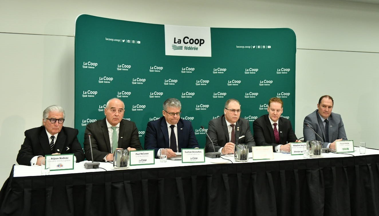 De gauche à droite : Réjean Nadeau, président-directeur général d’Olymel, Paul Noiseux, chef des finances de La Coop fédérée, Gaétan Desroches, chef de la direction de La Coop fédérée, Ghislain Gervais, président de La Coop fédérée, Sébastien Léveillé, vice-président exécutif agricole de la Division agricole et Pascal Houle, chef de la direction de Groupe BMR dans le cadre de la conférence de presse de la 97e assemblée générale annuelle de La Coop fédérée. (Groupe CNW/La Coop fédérée)