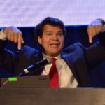 Pour le professeur de marketing Luc Dupont, chaque personne de l'industrie doit faire la promotion du secteur laitier.