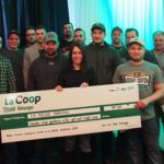 Le président de Novago Coopérative, Jean-Nil Laganière (à droite), accompagne des récipiendaires du Fonds coopératif d'aide à la relève agricole 2018.