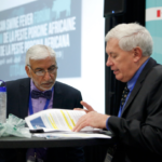 Les vétérinaires en chef du Canada et des États-Unis, Jaspinder Komal et Jack Shere, discutent lors dur Forum sur la peste porcine africaine tenu à Ottawa les 30 avril et 1er mai 2019.