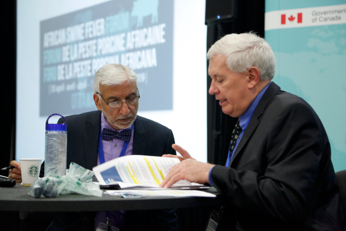 Les vétérinaires en chef du Canada et des États-Unis, Jaspinder Komal et Jack Shere, discutent lors dur Forum sur la peste porcine africaine tenu à Ottawa les 30 avril et 1er mai 2019.