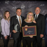 De gauche à droite : Dominique Bohec, président du conseil d’administration du Groupe Export agroalimentaire Québec-Canada et vice-président de La Petite Bretonne, Mme Sophie Perreault, vice-présidente exécutive et chef de l’exploitation chez Financement agricole Canada, M. Jean Fontaine, président et fondateur de Jefo Nutrition Inc., Mme Émilie Fontaine, directrice marketing et affaires réglementaires de Jefo Nutrition Inc., M. André Coutu, président-directeur général du Groupe Export agroalimentaire Québec-Canada et M. André Lamontagne, Ministre de l’Agriculture, des Pêcheries et de l’Alimentation du Québec.