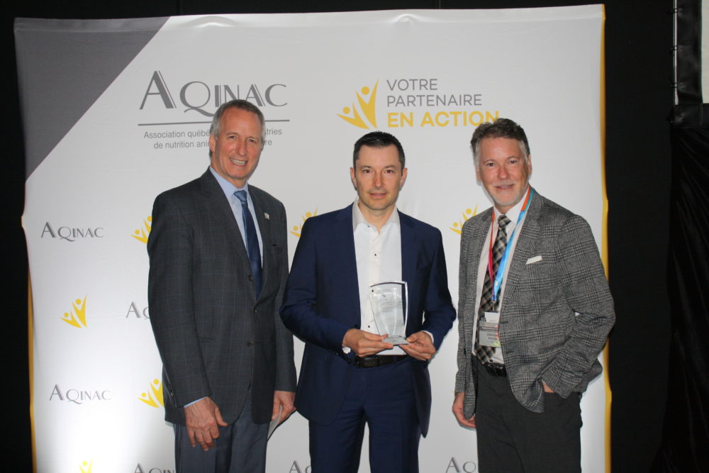 André Lamontagne, ministre de l’Agriculture, des Pêcheries et de l’Alimentation, Dr Ivan Girard, président de Probiotech international, Christian Breton, président de l’AQINAC.