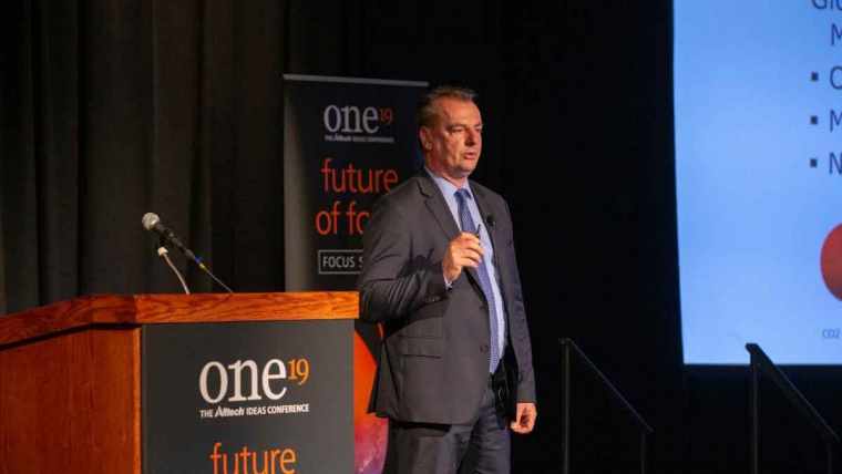 Le professeur et spécialiste de la qualité de l’air Frank Mitloehner de l’Université de la Californie à Davis a présenté une conférence lors du symposium One 19 de Alltech.