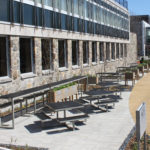 Le jardin-école Oleris réalisé par les finissants du programme de PCHO de l’ITA, en façade de l’établissement.