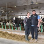 Morgan Overvest est satisfaite des améliorations apportées à l’élevage lors de la deuxième année dans la nouvelle étable. On la voit en compagnie de son fiancé, le vétérinaire Justin Uyterlinde.