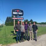 La transaction a été conclue le 17 juin 2019. Sur la photo, on aperçoit André Forget, Michel Forget, Alex Fontaine, Pierrre Forget et Benjamin Fontaine, le fils de Fabien Fontaine.